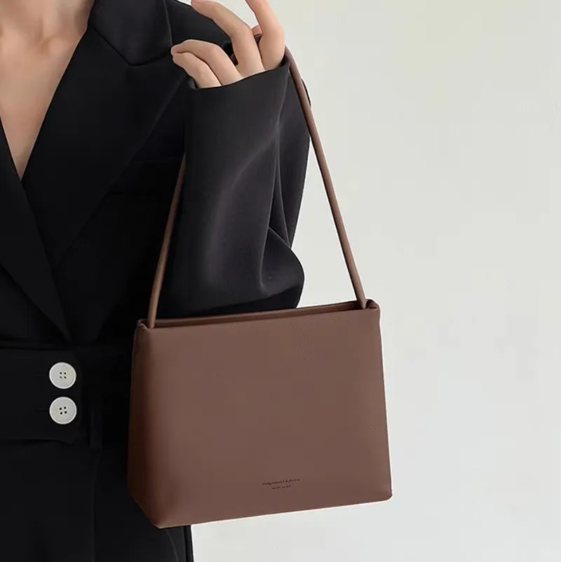 Bolso cuadrado pequeño y elegante para mujer, bolsa de hombro minimalista con textura de viaje, versión coreana, color negro, novedad de 2023