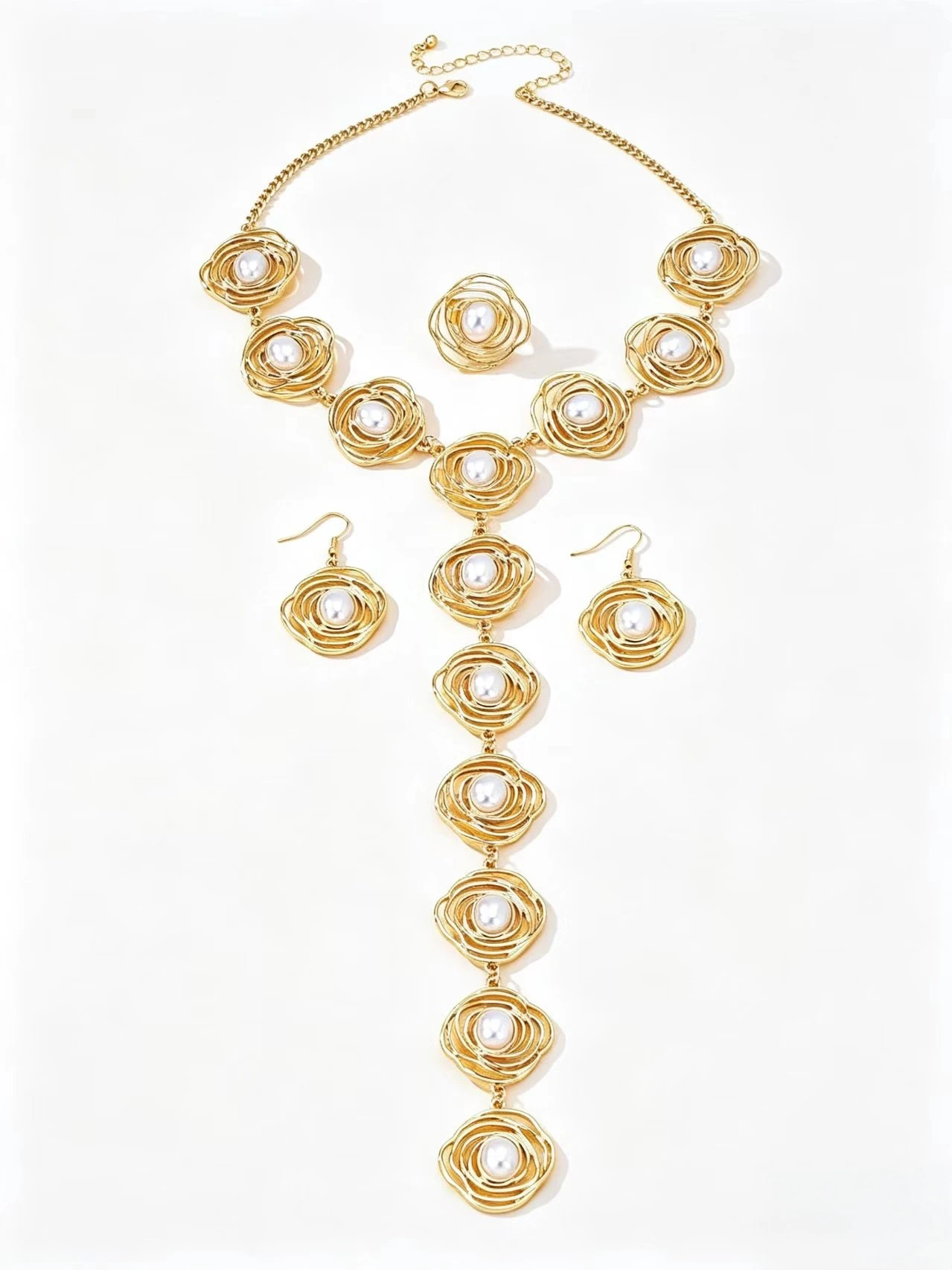 Damen-Schmuckset mit goldfarbenen, spiralförmigen Blumen und Perlen, mehrschichtige, drahtumwickelte lange Halskette, Hängeohrringe, Ring, Vintage-Party, auffälliger, dekorativer Schmuck. – Detail 7