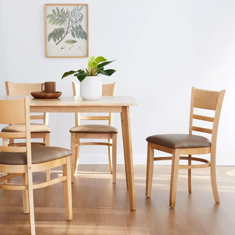 Par de cadeiras de jantar em carvalho malaio sólido com assentos acolchoados em couro PU e degraus de escada de madeira em acabamento em carvalho natural, montagem