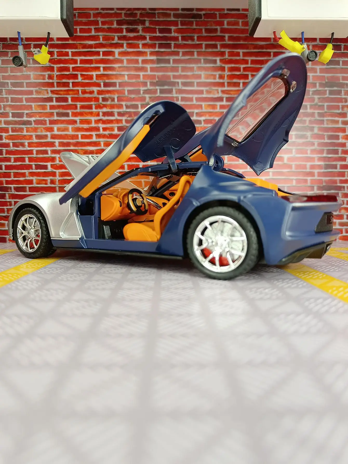 1:24 Super-running alloy car model The car doors, hood, and trunk can be opened  can be given as a birthday gift to friends