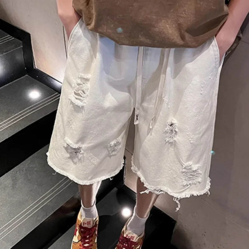 

Мужские летние джинсовые шорты All Match белого цвета с рваными элементами, новая модель, свободные прямые брюки средней длины, укороченные штаны