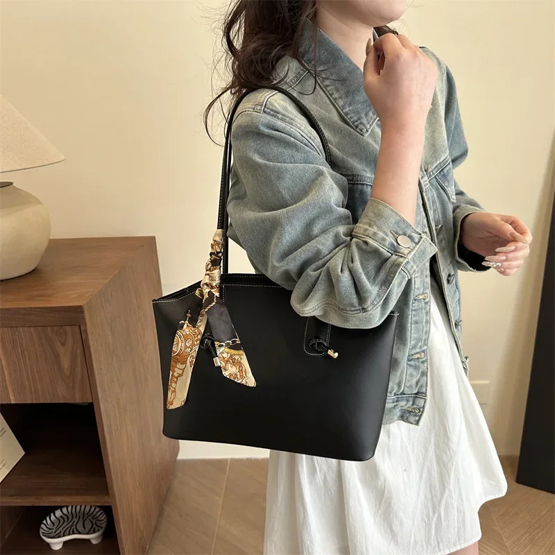 

2025 New Fashion Niche Tote - Women's Textured Simple Daily Commuter Shoulder Bag