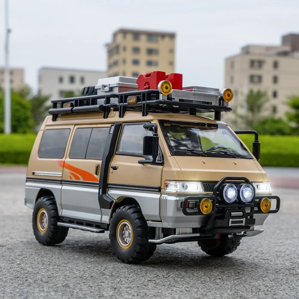 1:24 Mitsubishi Delica Modello di Auto in Lega Fonde Sotto Pressione in Metallo Fuoristrada Veicoli da Campeggio Modello di Simulazione Suono e Luce Giocattolo Regalo