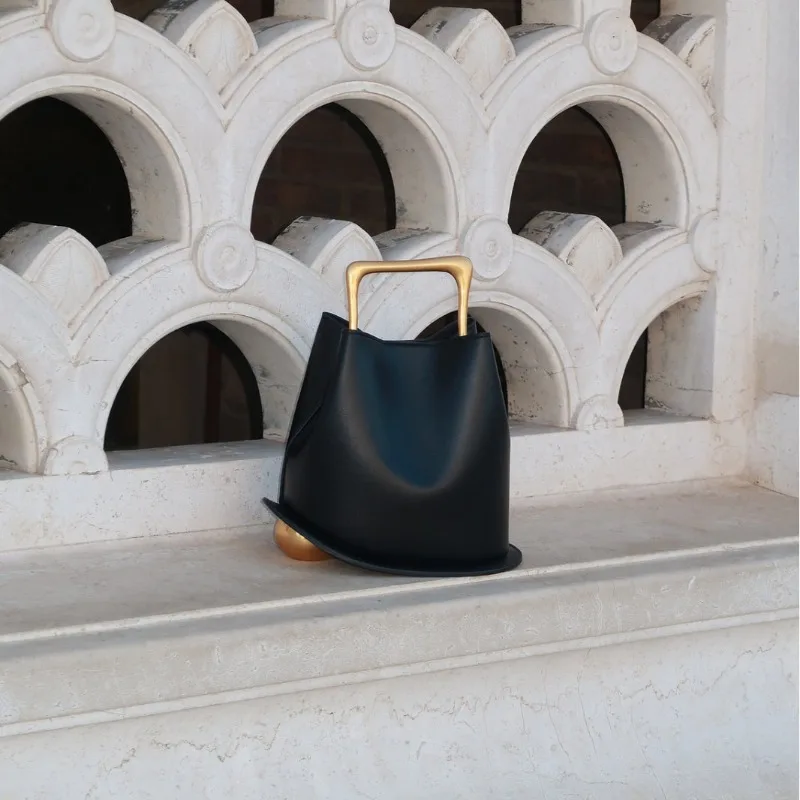 Elegant Tote Bags In Luxurious Leather For Women, Roomy Main Compartment And Side Pockets, Perfect For Office Or Gym