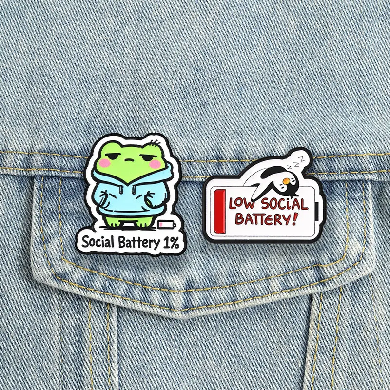 Low Social Battery Pinguin Schlafender Emaille-Anstecker Lustiger Meme-Stil Frosch-Hoodie 1 Prozent Metallbrosche Revers-Accessoire Geschenk – Detail 2