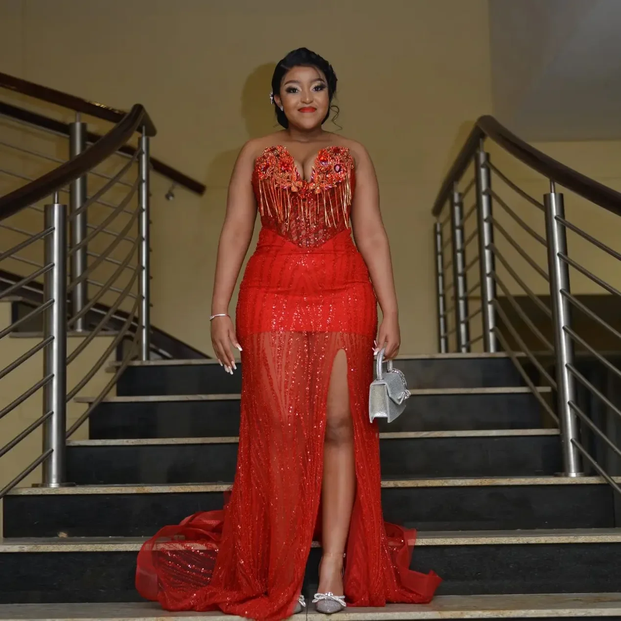 高級レッドマーメイドウエディングドレスストラップレスビーズクリスタルタッセルイブニングドレスサイドスプリットセクシーセレブパーティードレスカスタマイズ