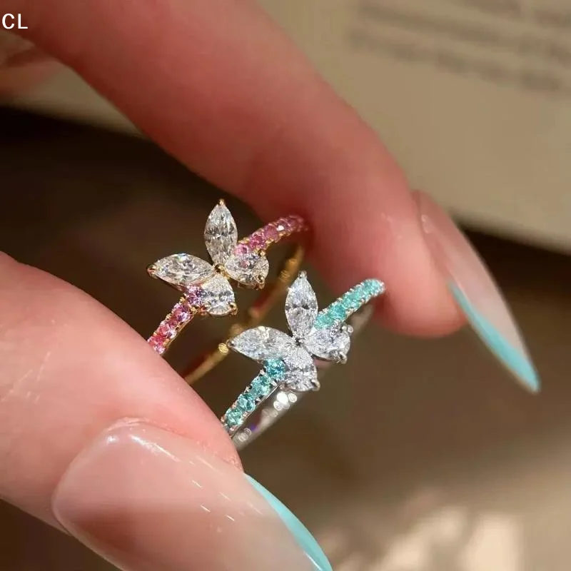 AttireTrove: deslumbrantes pendientes de anillo con forma de mariposa en tono rosa pálido, y pendientes pequeños con forma de mariposa y piedras preciosas.