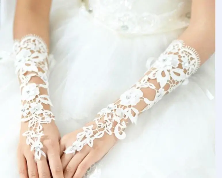 Luvas De Casamento Branco para Mulheres Nova Chegada Presentes De Festa De Noiva Lace Appliqued Luvas Sem Dedos