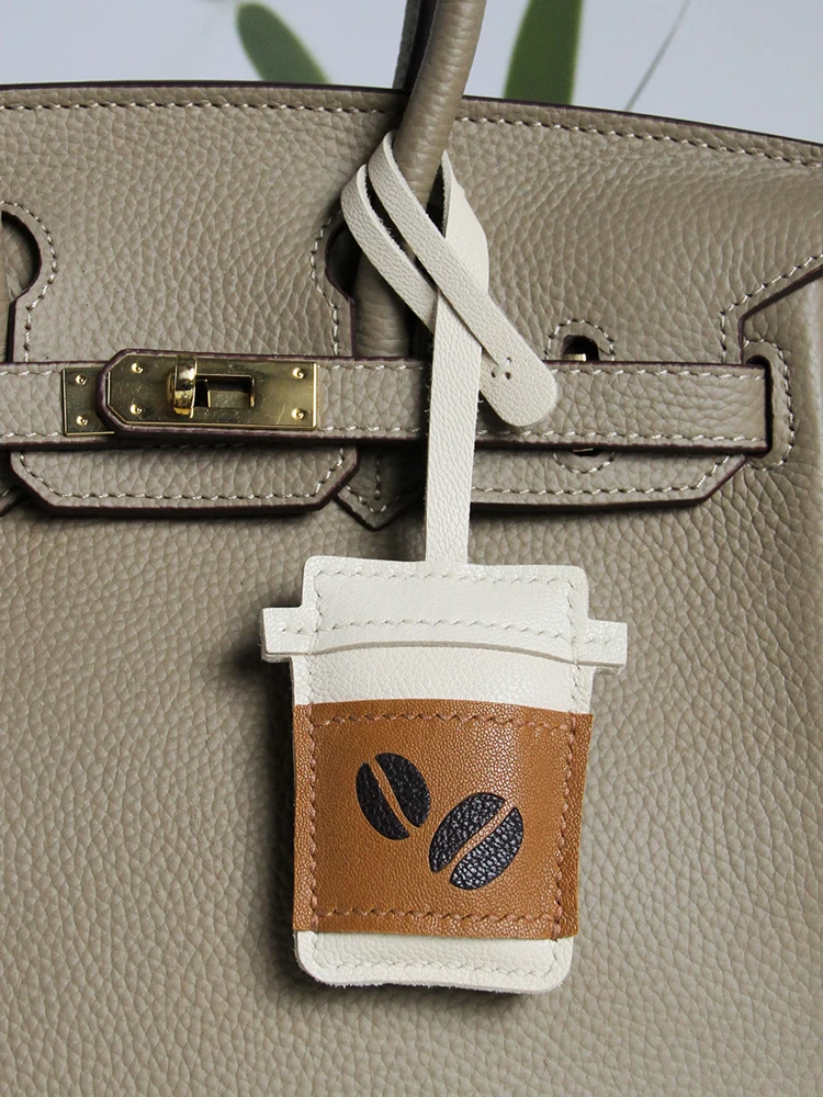 

Кожаная подвеска для сумки с мультяшным рисунком кофейной чашки, изысканное украшение для сумки с кофейными зернами ручной работы.