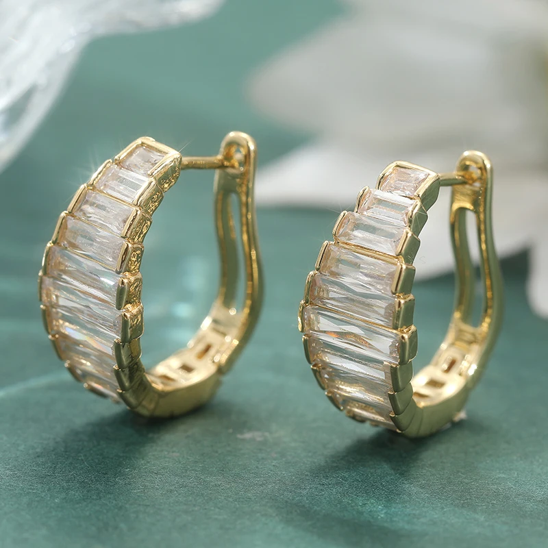 Fashion Luxury Dazzle Synthetic Zirconia Golden Hoop Earrings for Women Elegant Delicate Banquet Anniversary Jewelry Accessories