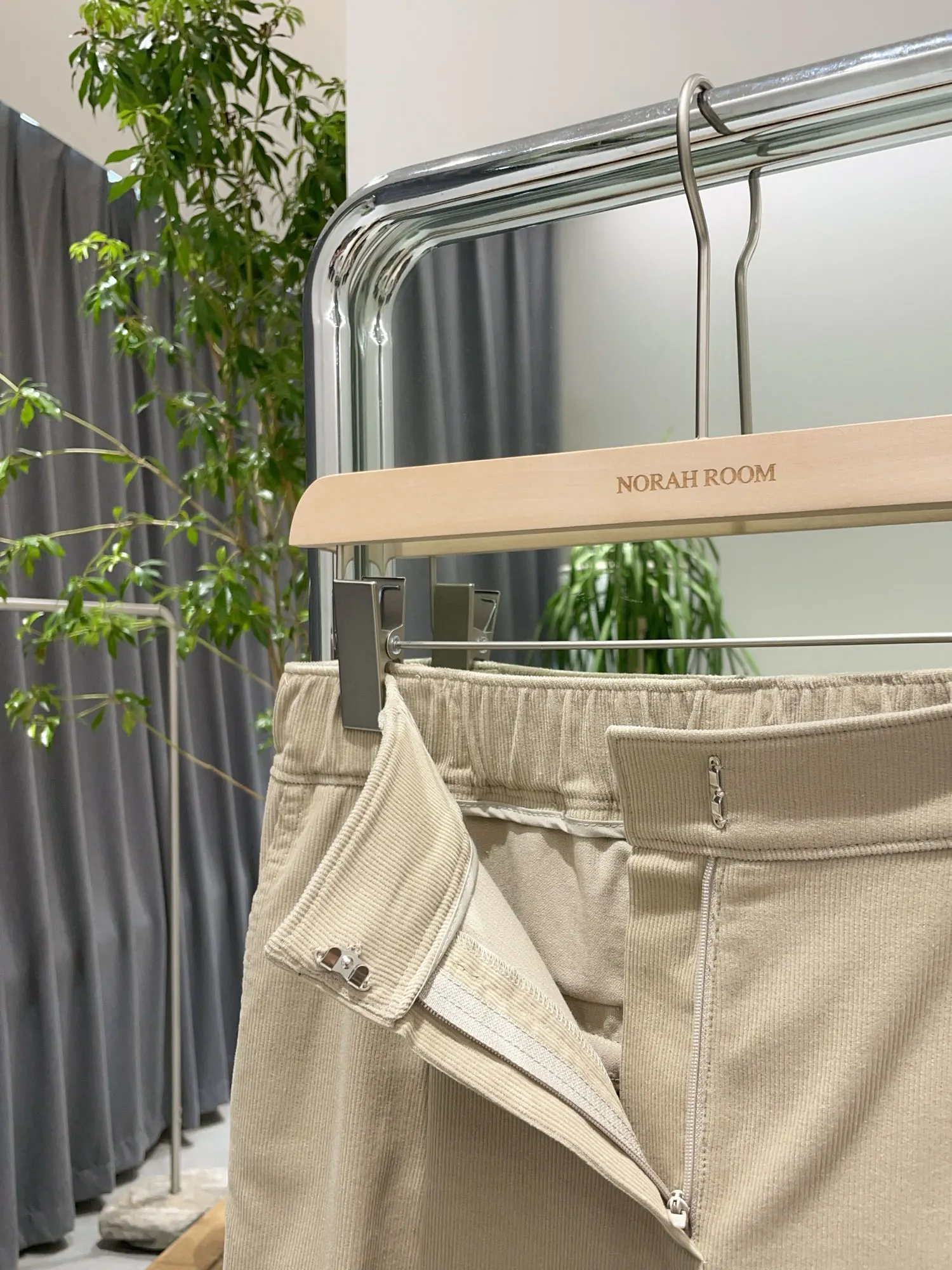 Nok Xiaola ملابس عمل أصلية لشتاء 2024 بخصر مطاطي من المخمل سراويل غير رسمية بثلاثة ألوان نمط التنقل بخصر عالٍ وساق مستقيمة #2