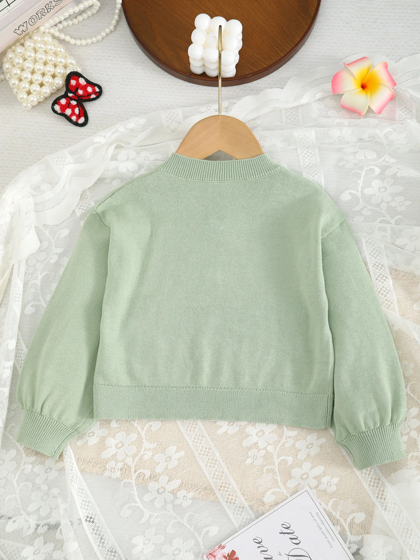 Girls' Bow-Knot Knitted Cardigan with Heart Embroidery, Thin Coat for Babies and Toddlers, Long-Sleeved Outerwear for Spring and Autumn.