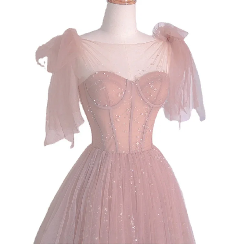 ชุดราตรีสีชมพูหรูหราสำหรับผู้หญิง 2026 สไตล์งานเลี้ยงวันเกิดใหม่ ชุดพิธีกร ชุดราตรีสไตล์นางฟ้าสำหรับผู้หญิง สายเดี่ยวแฟชั่น