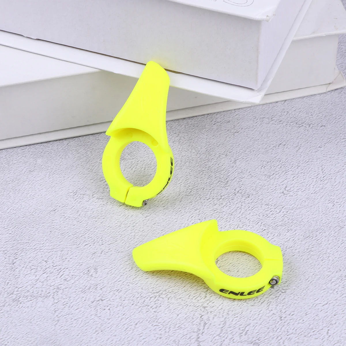 زوج واحد من مقود القرن المريح المتين المقاوم للخدش والعتاد الثابت لراحة الإبهام لدراجات الطرق الجبلية باللون الأصفر