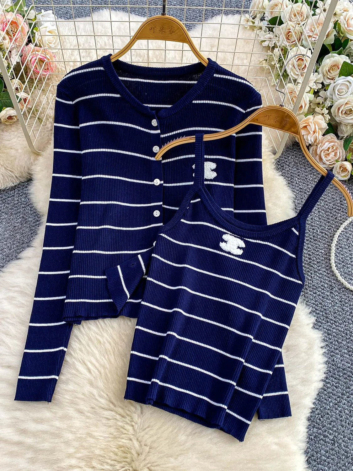 

2025 Новый корейский круглый трикотаж с вышивкой в полоску Jaet Slim Fit ort Base Tank Top Set Faionable Women's Ens...