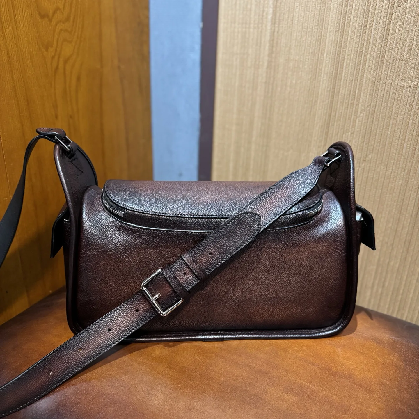 DIMY 2025 New Leather Men's Crossbody Bag 2025 New Men's Briefcase Mailman Bag Large Capacity Commuter Shoulder Bag