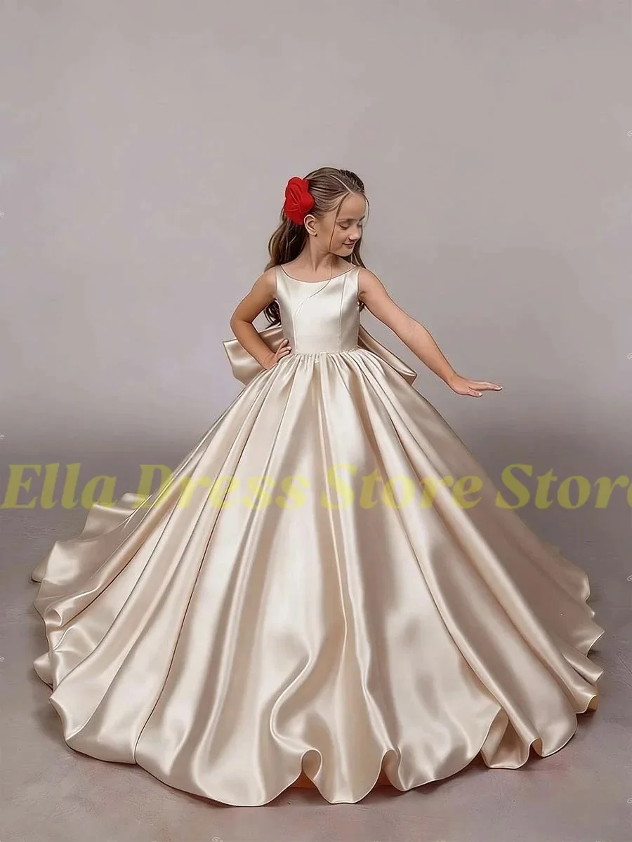 Maßgeschneidertes Satin-Blumenmädchenkleid für Hochzeiten, Rückenfreies Trägerkleid für Kommunion und Geburtstag, Hochzeitskleid mit Schleife und Rüschen, Partykleid im Großhandel – Detail 3