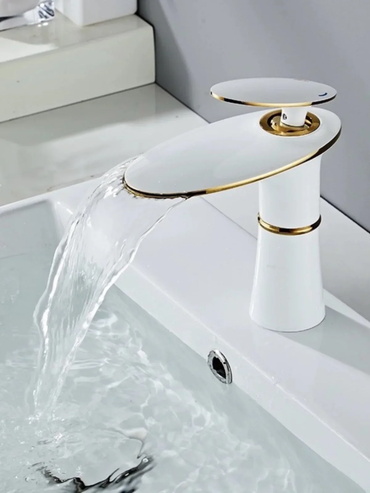 

Single hole hot and cold mixed water faucet bathroom wash basin waterfall