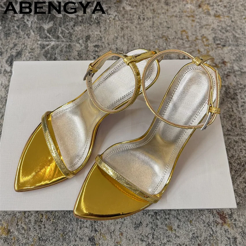 

Золотисто-серебристые женские босоножки на тонком высоком каблуке с узким ремешком и пряжкой на щиколотке, блестящие, сексуальные, на шпильке, летние, для торжественных случаев