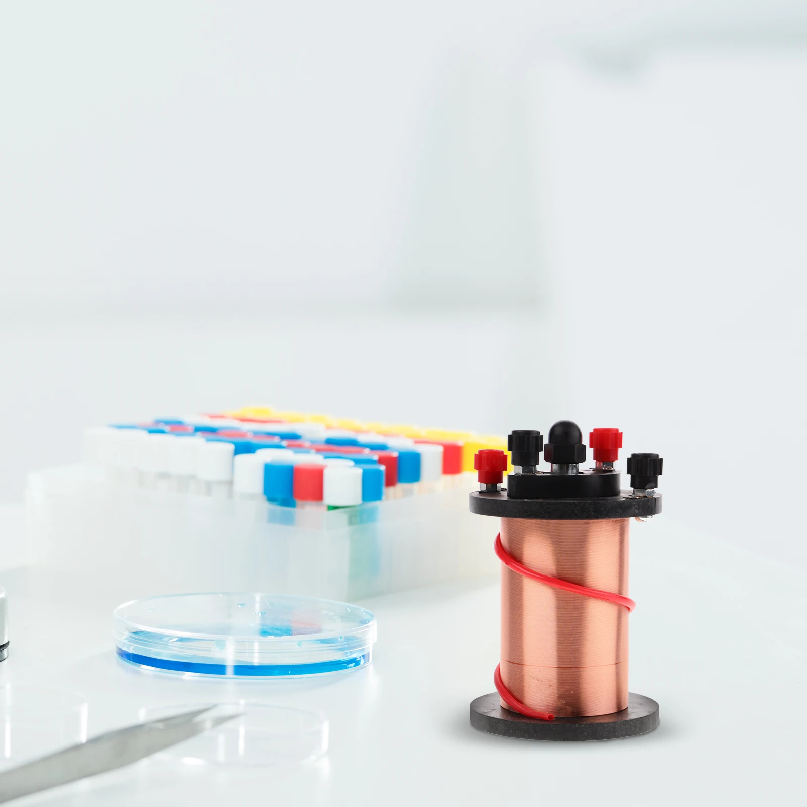 Cewka elektromagnetyczna do eksperymentów fizycznych, wytrzymały materiał miedziany, solidny solenoid do celów edukacyjnych, idealny do elektromagnetyki.