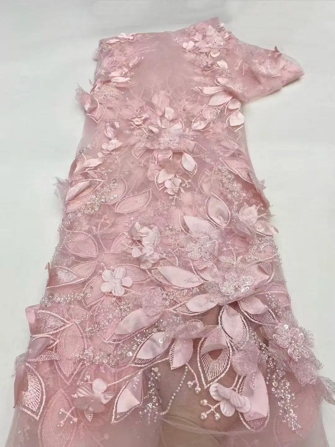 ホットセール ピンク 最新デザイン アフリカ フレンチスタイル チュールネット ビーズレース トップクオリティ 3Dフラワー 刺繍 ウェディングドレス 縫製