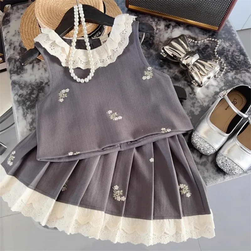 

Комплект для девочек в студенческом стиле: новая корейская коллекция Весна/Осень 2026 – вышитый жилет и плиссированная юбка, комплект из двух предметов