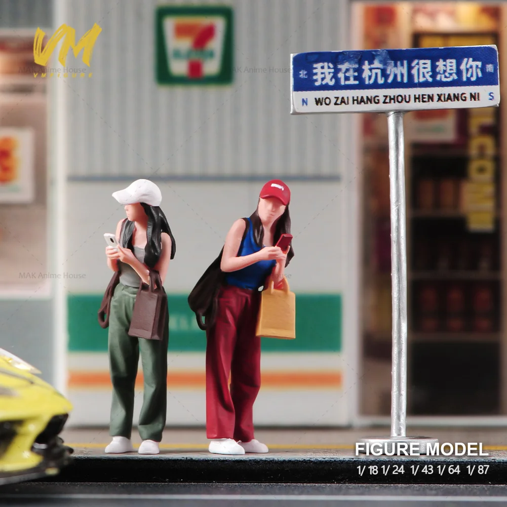 Miniatures Figures 1/87 1/64 1/43 1/24 1/18 Bending Down To Look At The Car With Phone Girl Unpainted Model Creative Scene Dolls