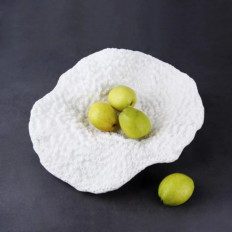 Modern and minimalist white coral fruit plates, fashionable home furnishings,tables, quiet tea tables, and tray decorations