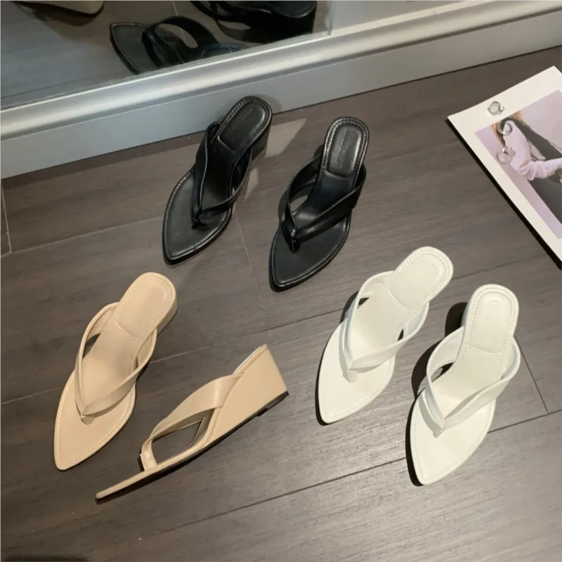 

Thick-soled, niche slope-heeled herringbone slippers for women to wear as outerwear in summer 2025, new flip-top beach slippers