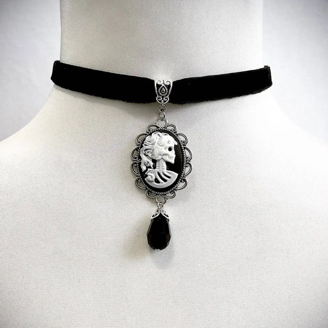 Gothic Skeleton Queen Cameo Choker Women Girls Pagan Witch Jewelry Accessories Black Bead Velvet Vintage Beauty Pendant Necklace