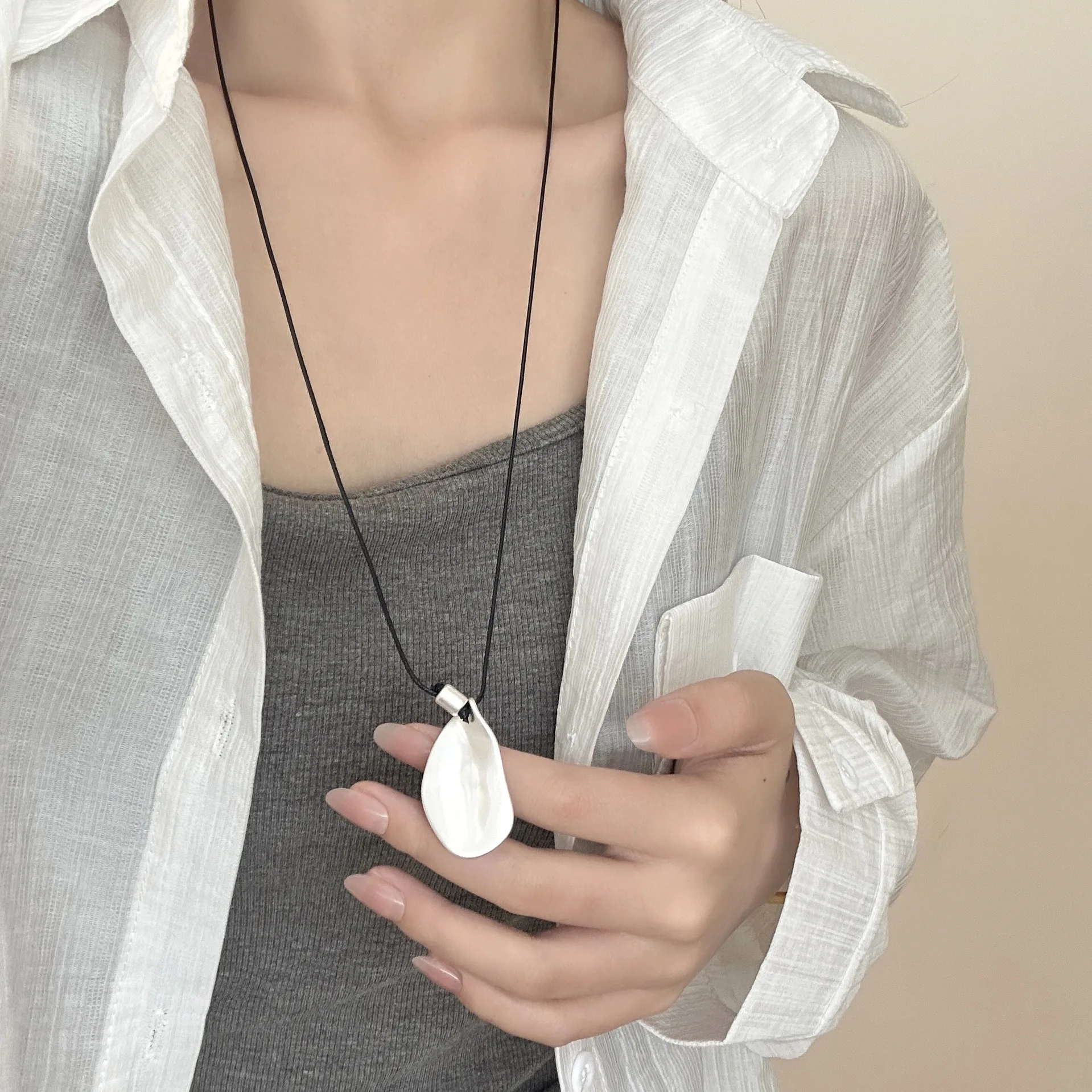 

2025 New Vintage Distressed Irregular Metal Matte Pendant Necklace for Women Girl Retro Advanced Versatile Sweater Chain Gift