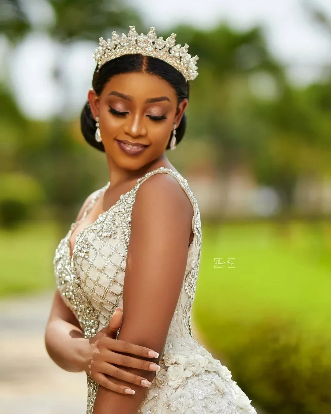 Suknie ślubne syreny z odkrytymi plecami, dekoltem w serek, ciężkimi perłami i koralikami, luksusowe aplikacje z koronki 3D, odpinany tren, idealne na wesele w ogrodzie.