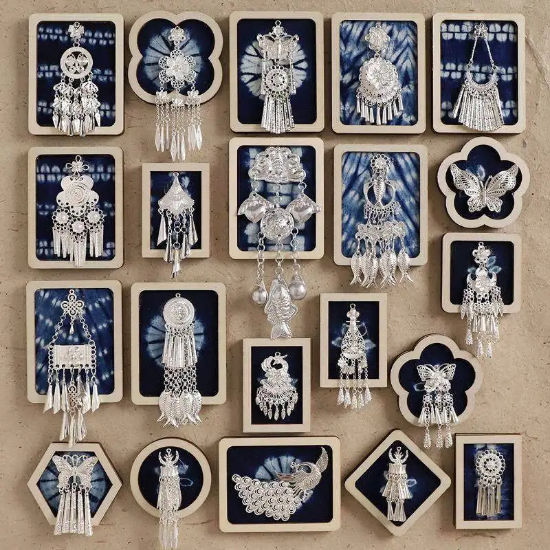 cadeau-artisanal-en-argent-teint-de-yunnan-et-du-guizhou-pour-les-etrangers-heritage-traditionnel-zhaiyandie-artisanat-en-argent-miao-souvenir