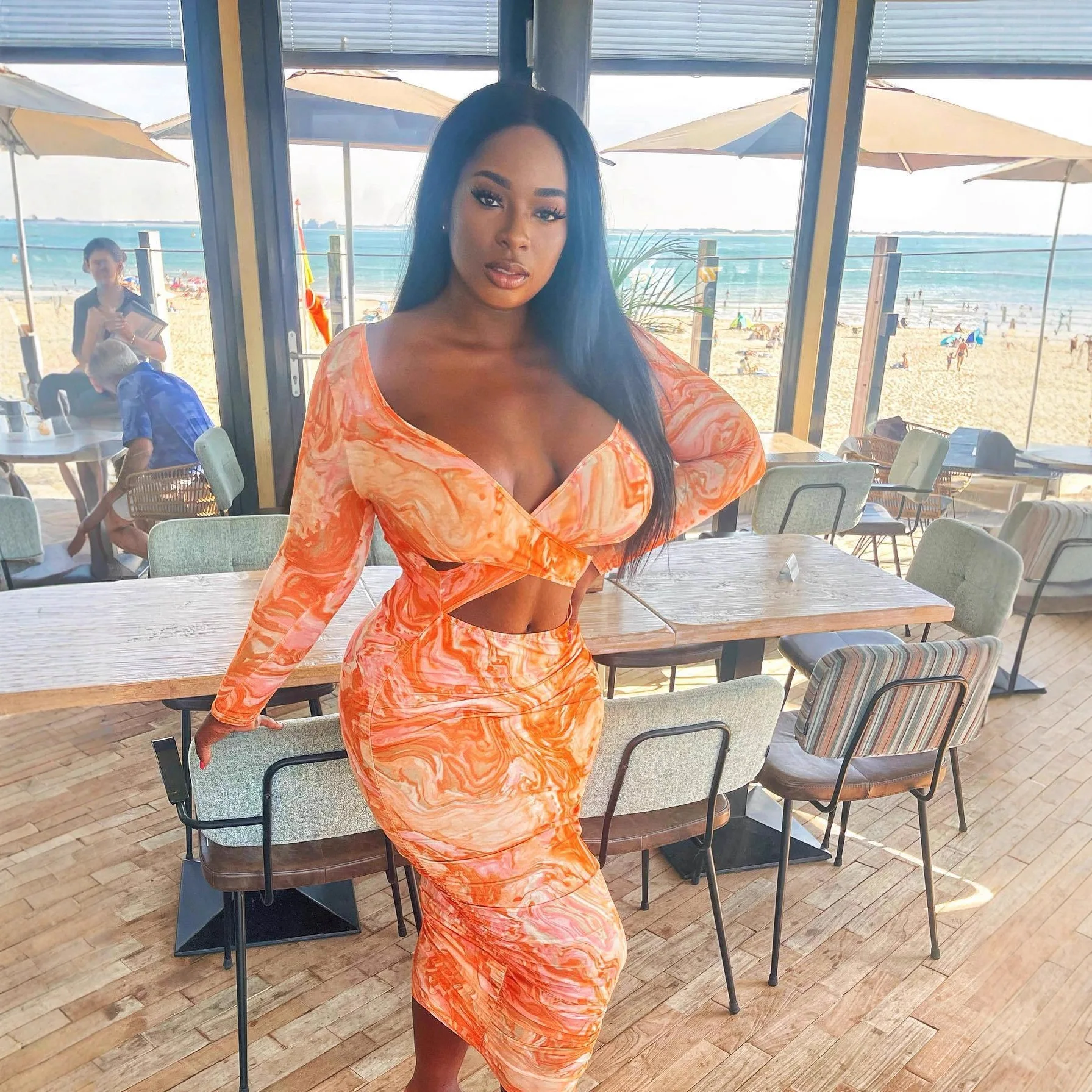 Langes und knöchellanges Batikdruck-Kleid mit ausgehöhltem Plissee und großem V-Ausschnitt, 2026, Frühling und Sommer, neues Temperament, Damen-High-Stre