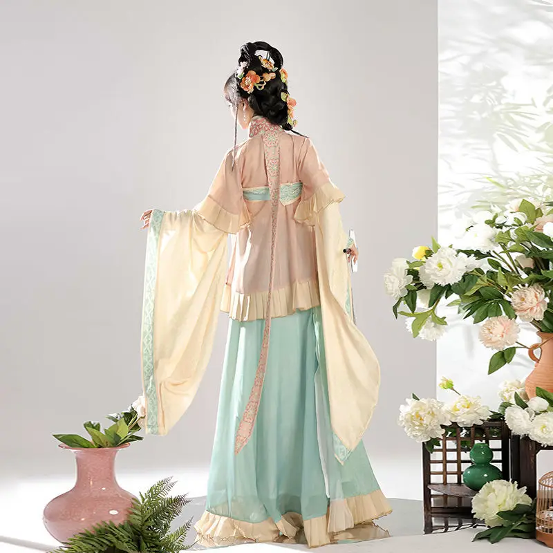 تحسين هانفو أثناء سلالات وي جين وسوي والتانغ، معروف أيضًا كالملابس الخالدة التي تمثل الملابس الصينية القديمة