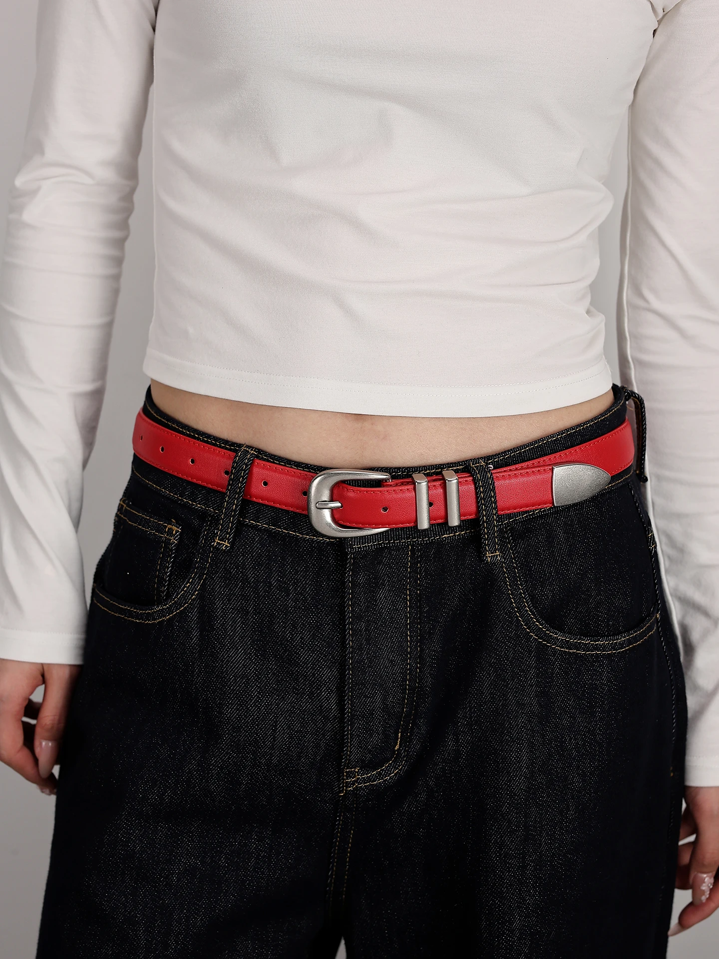 レッドレザーベルト-y2k-甘くてスパイシーなスタイル-レトロシルバーバックル-レディースファッションアクセサリー-シンプルなデザイン-あらゆる機会に