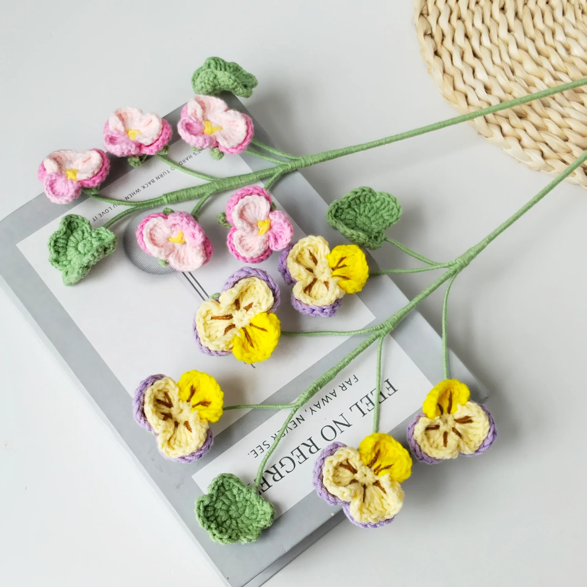 Niedliche gehäkelte Blumenzweige, kreativer Häkelstrauß, fertige handgemachte Blumen, Raumdekoration, Geschenk für Freunde – Detail 1