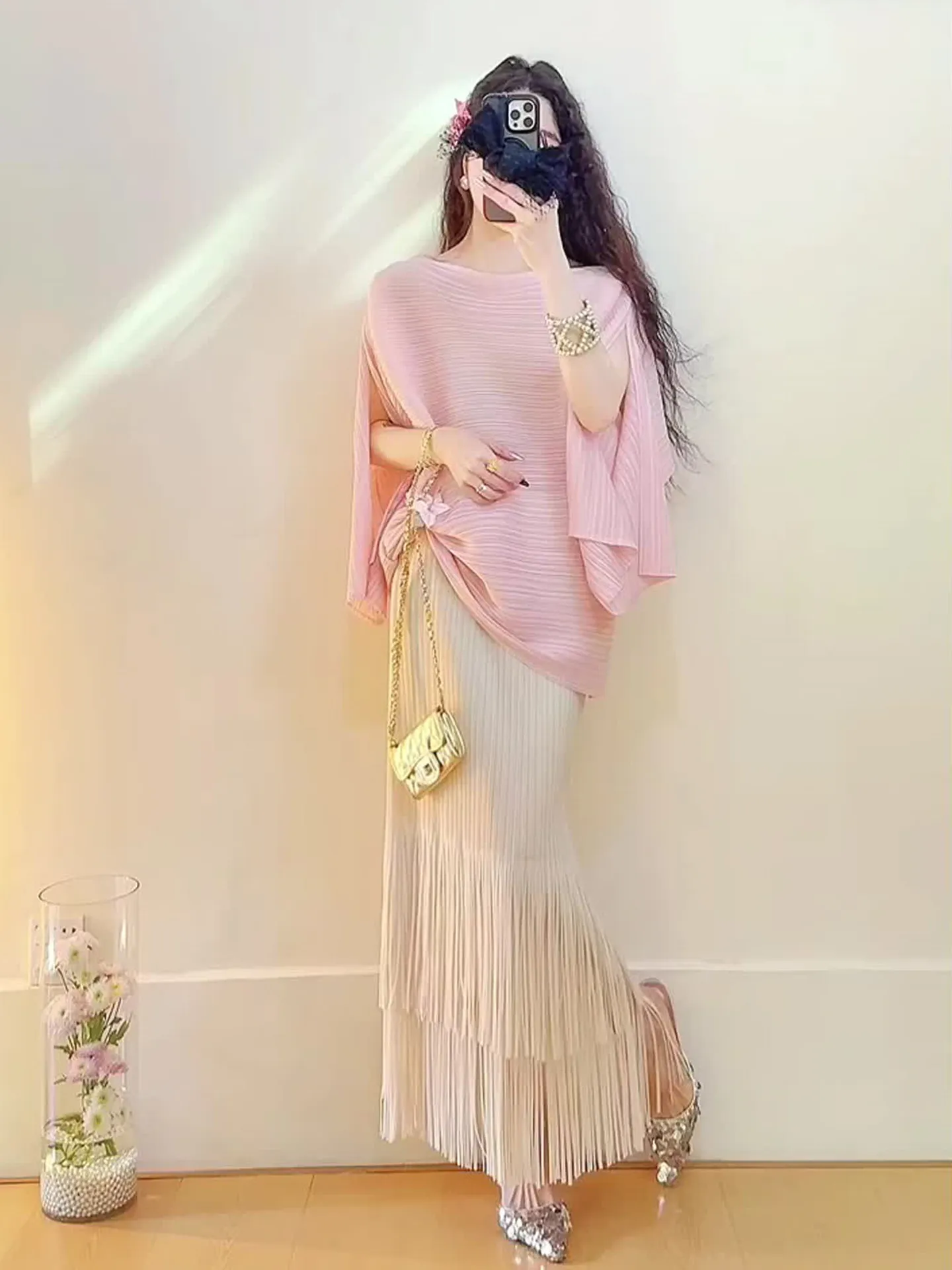 

Нежный летний комплект из двух предметов: плиссированная юбка с бахромой и топ с длинными рукавами для женщин