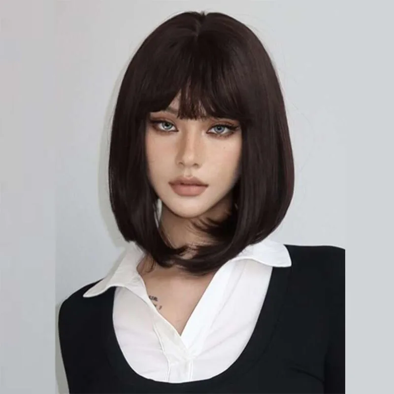 Perucas sintéticas de Bob marrom escuro com franja para mulheres, peruca curta reta lolita, cosplay natural, cabelo diário de Halloween, resistente ao calor