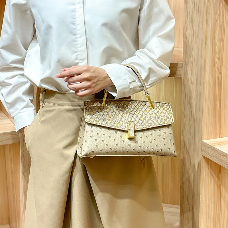 

Элегантная женская сумка с металлической пряжкой и узором под страуса, дизайнерский стиль, модная сумка через плечо с верхней ручкой.