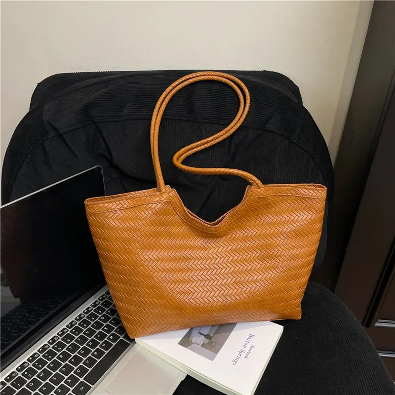 Modische Handtasche für Damen, strukturiertes Gewebe, glänzende Oberfläche, geräumiges PU-Material, verschleißfest, Reißverschluss, Komfortgurt – Detail 8