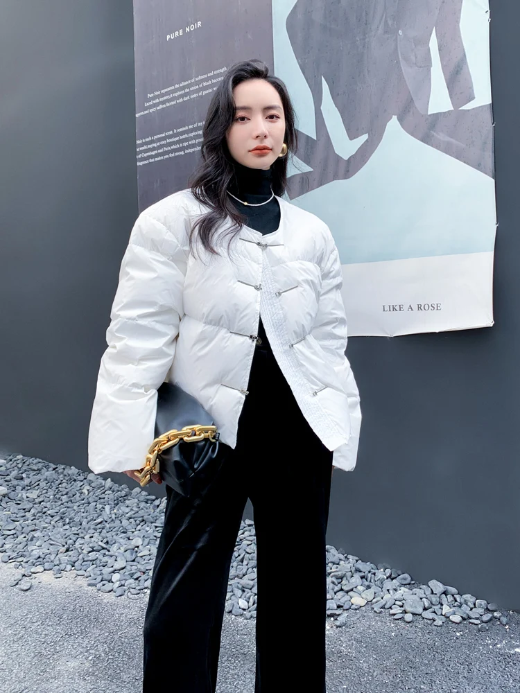 

Оригинальный дизайн, белая короткая пуховая куртка для женщин, модная верхняя одежда AKSAYA, зимняя, в корейском стиле, с круглым вырезом, на одной пуговице