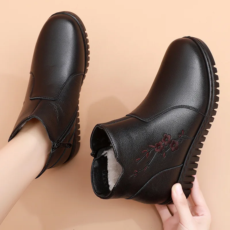 2023 New Boots Women Genuine Leather Keep Warm Shoes Women Plus Size Ankle Boots Flat Casual Mother Waterproof Non-slip Booties