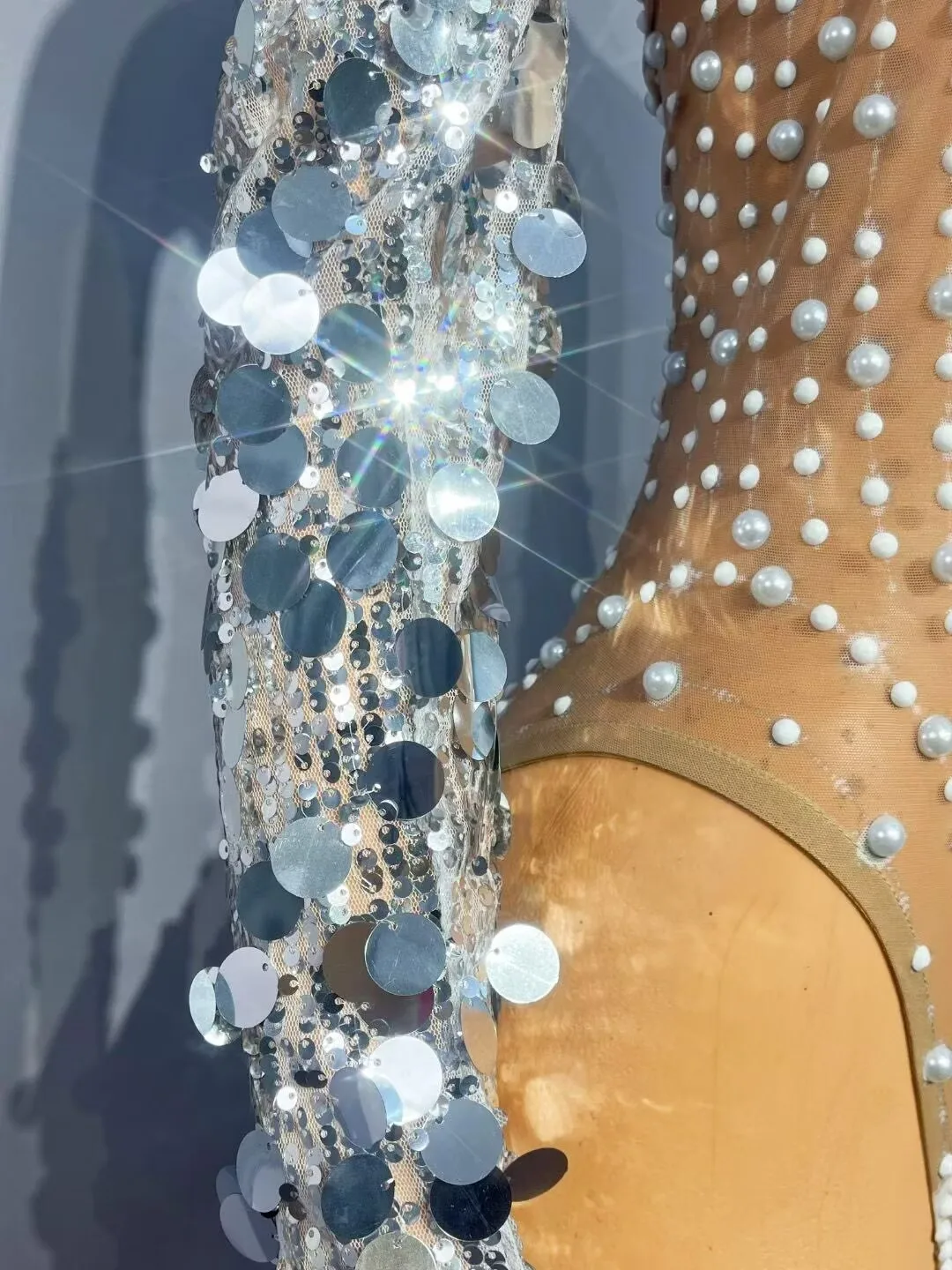 セクシーなヌードメッシュ光沢のあるパールスパンコール包帯ボディスーツ女性パーティーファッションショー衣装歌手ダンサーパフォーマンスステージ着用