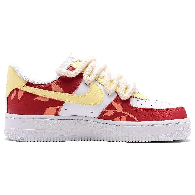 [ارتفاع مخصص باللون الوردي] حذاء Nike Air Force 1 للتزلج منخفض الارتفاع للنساء باللون الأحمر