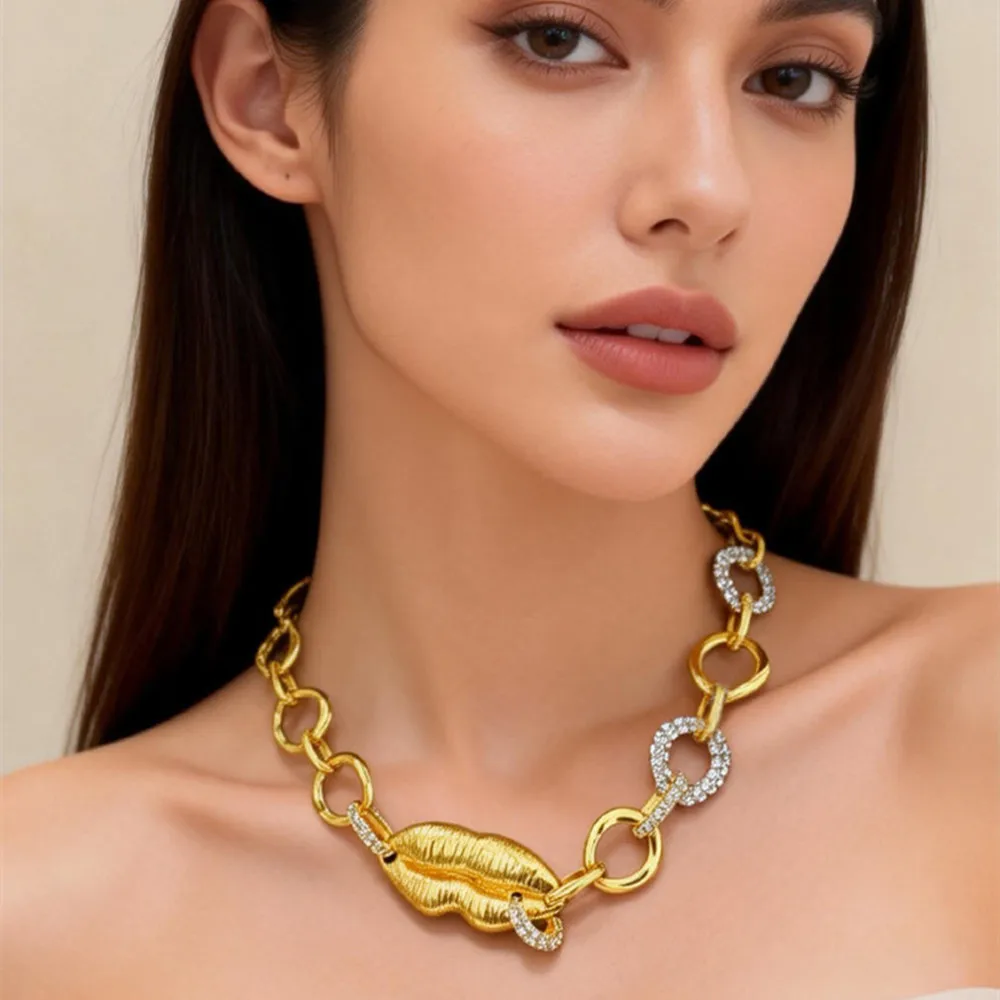 Extravagante Mode-Halskette mit Metall-Lippen-Anhängern, Chunky Choker Schmuck für Damen, Brandneue Statement-Kette