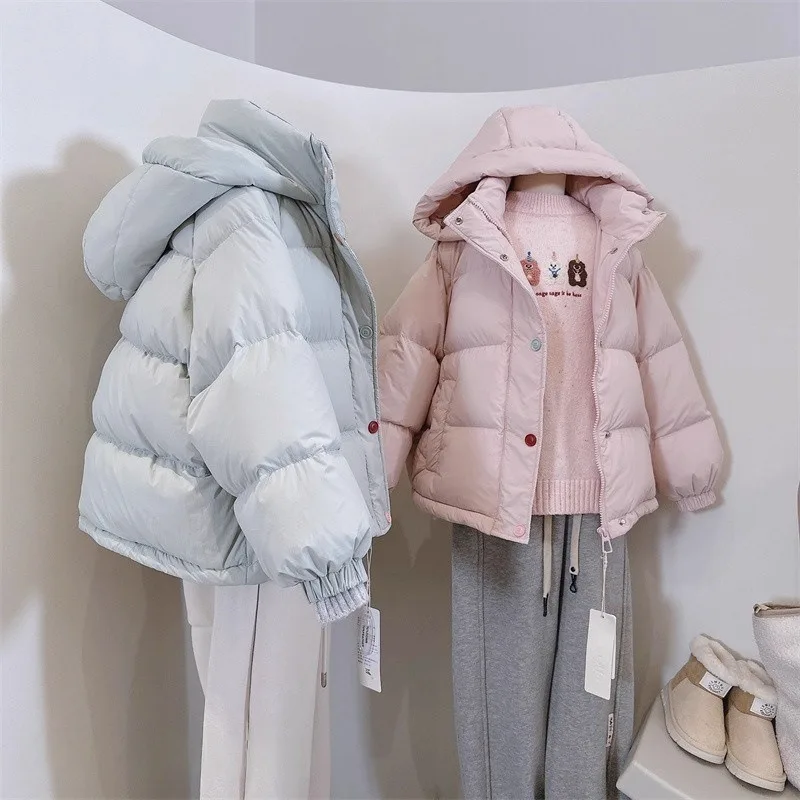 

Новинка зимы для девочек, корейская версия 2025 года, модное свободное теплое пуховое хлопковое пальто с капюшоном и цветными пуговицами, детское розовое повседневное пальто