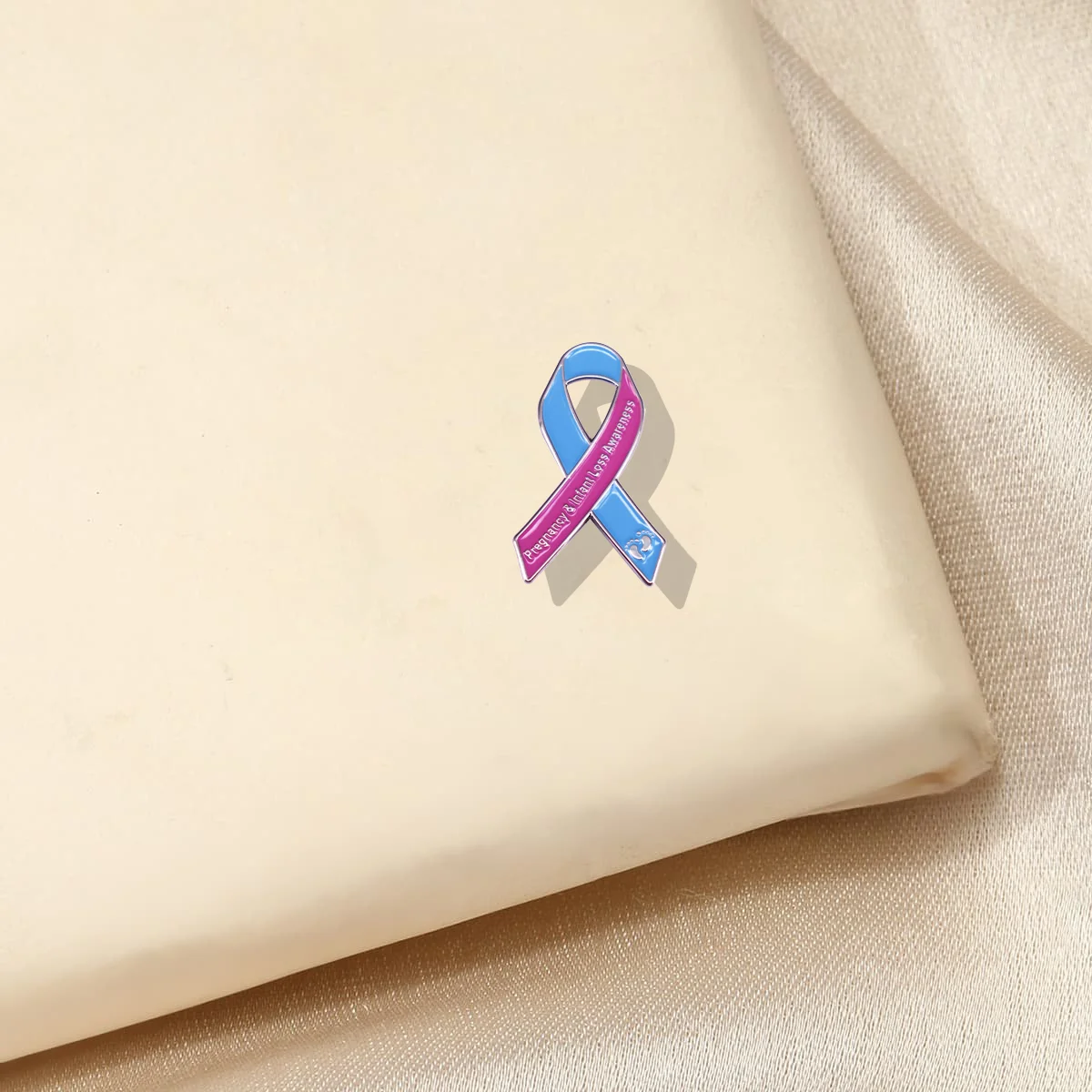 الوردي والأزرق الشريط على شكل بروش العالمي سبيكة المينا دبوس ملابس عصرية ومتعددة الاستخدامات على ظهره وشاح الإكسسوارات بروش