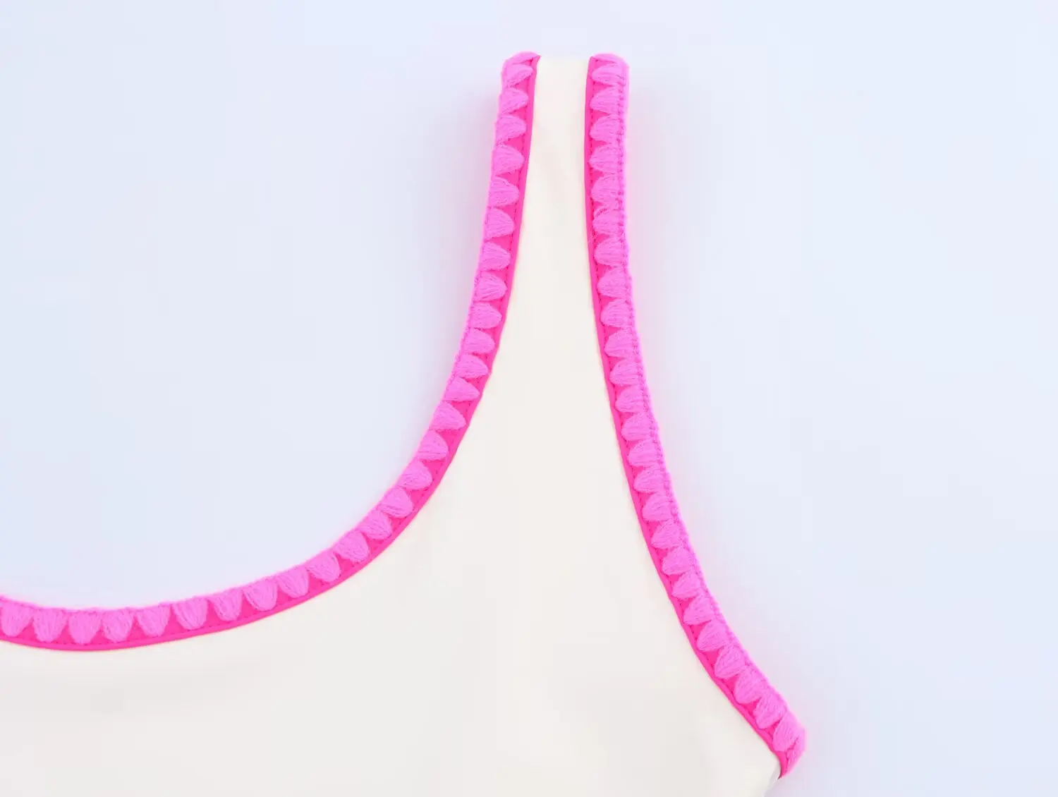 2025 ฤดูร้อนใหม่ของผู้หญิงแฟชั่นลําลองสีชนเรียบง่ายสบายแขนกุดคอกลมชุดว่ายน้ํา