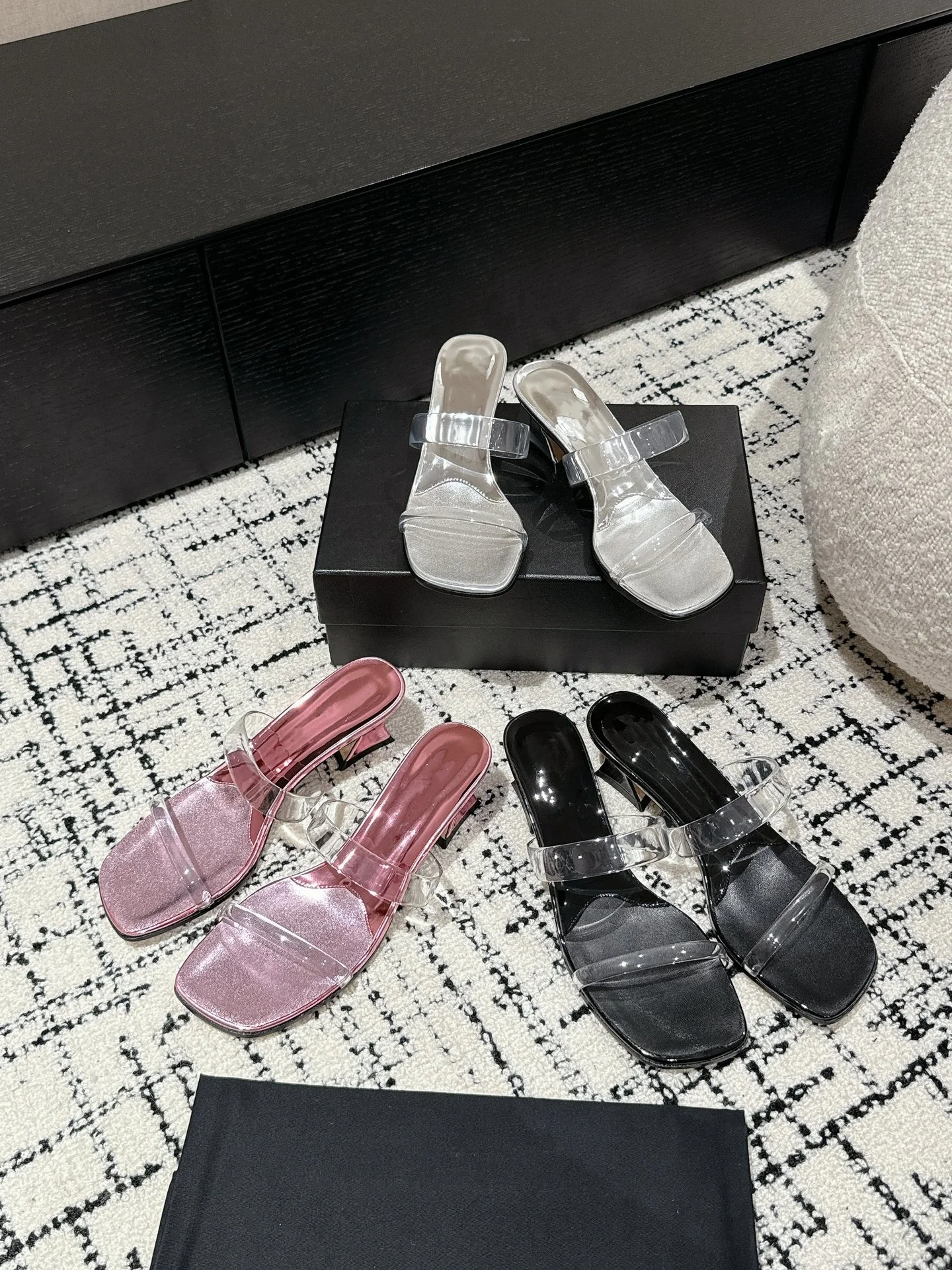 

2025 New Fashionable and Versatile Fairy-Style Transparent Slip-On Sandals